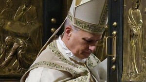 El papa rechaza al cierre del Jubileo una "economía deformada" y los "halagos" del poder