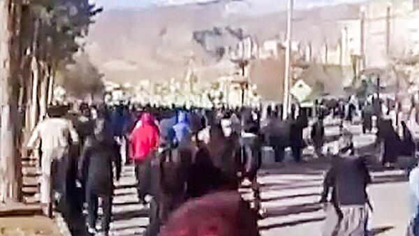 Manifestantes desafían amenazas del régimen iráni