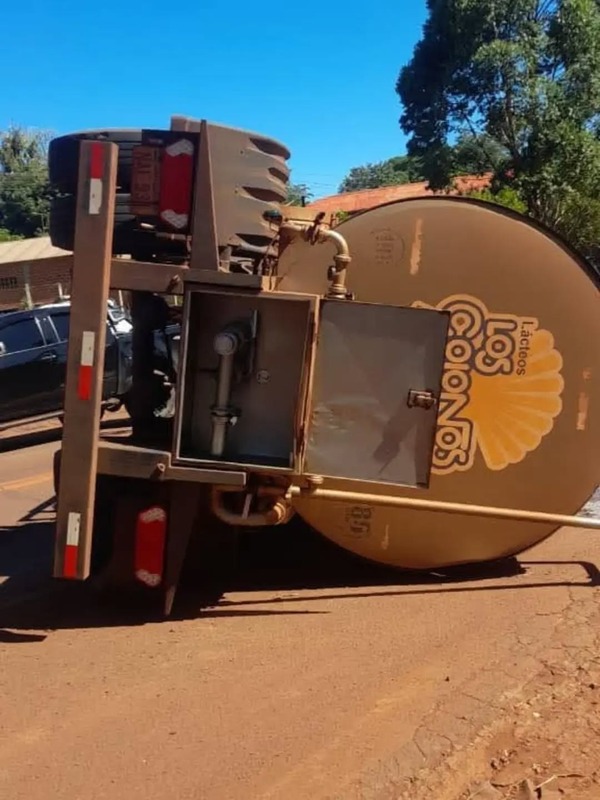 Vuelco de camión cisterna provoca derrame de 12.000 litros de leche en Edelira