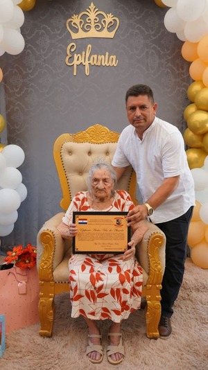 Popular / Abuelita cumplió 103 años y recibió reconocimiento