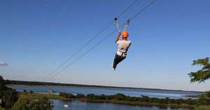 La Nación / Cerrito habilitó una tirolesa de 400 metros sobre el río Paraná