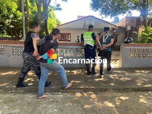 Detienen a dos hombres armados en inmediaciones de un banco en zona de La Placita