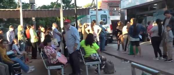 Pacientes forman fila desde la madrugada para obtener turnos en el Hospital de Calle’i - Nacionales - ABC Color