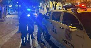 La Nación / Padres ataron a su hijo a un árbol y lo entregaron a la Policía