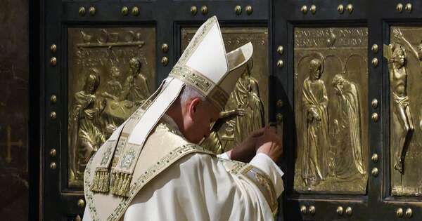 La Nación / León XIV cerró la Puerta Santa marcando el final del jubileo de 2025