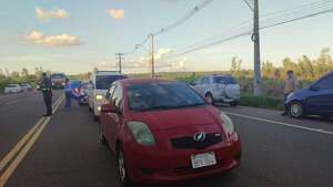 San Bernardino: solo 50 policías operan para controlar el caos vehicular y dar seguridad a miles de veraneantes - Nacionales - ABC Color