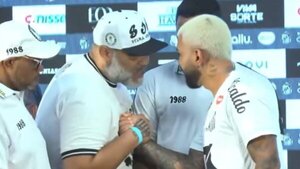 El apriete de la barra de Santos a Gabigol en plena presentación