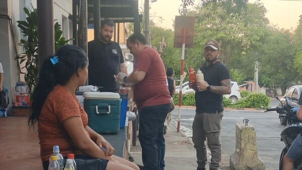 Repartieron panchos y gaseosas frente al hospital