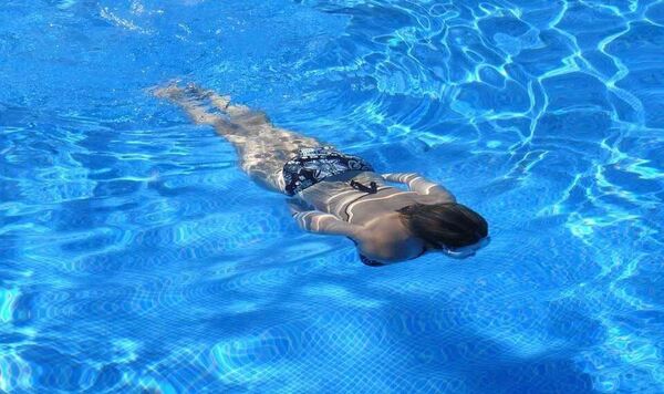 NATACIÓN: EL EJERCICIO COMPLETO QUE CUIDA EL CUERPO Y LA SALUD EN VERANO