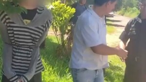 Padres ataron a su hijo a un árbol por robar en su propia casa