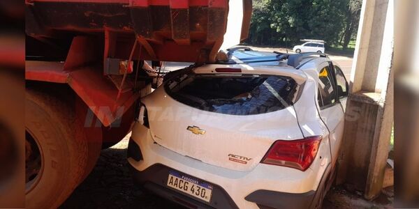 CAMIÓN DE GRAN PORTE APLASTA AUTOMÓVIL ESTACIONADO EN HOHENAU