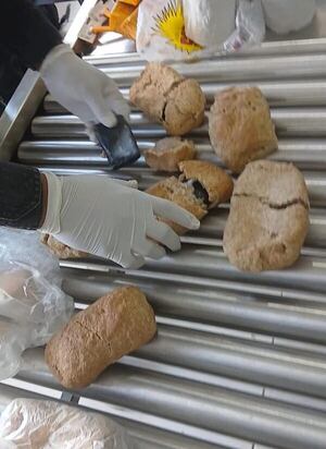 Video: descubren celulares escondidos en panes en el penal de Emboscada - Policiales - ABC Color