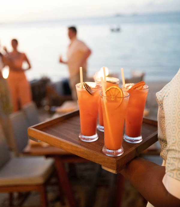 ¿Por qué el alcohol deshidrata más en días de calor?