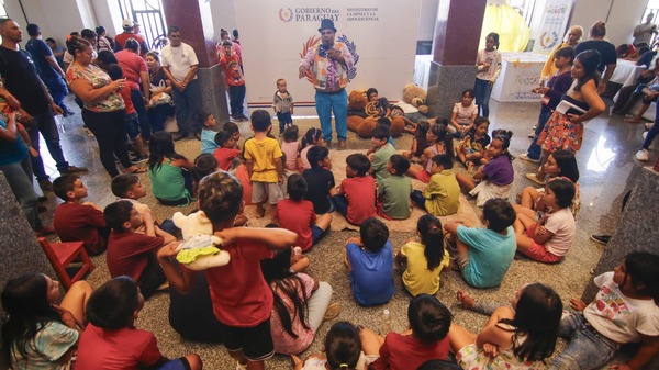 Reyes Magos llevan alegría a 300 niños en el Puerto
