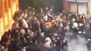 Manifestantes chocan con la policía en el bazar de Teherán