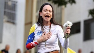 Machado promete regresar y denuncia a nueva presidenta