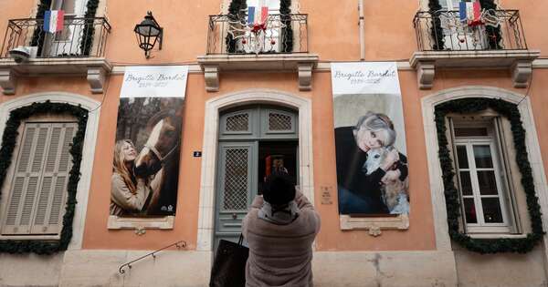 La Nación / Saint-Tropez se prepara para despedir a la actriz Brigitte Bardot