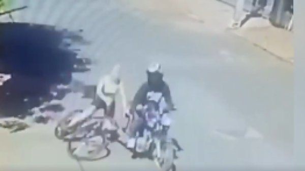 Motoqueiro manoseó a una ciclista y la tiró al asfalto