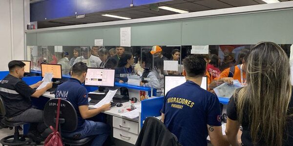 Salida masiva de viajeros: más de 2 mil paraguayos viajan por día a Brasil - trece