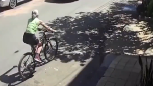 Video: Motociclista manosea a una mujer en bici y la hace caer al pavimento en San Lorenzo