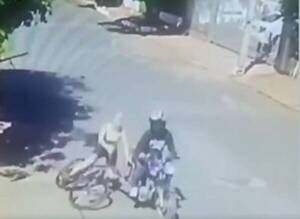 Motoca le tocó y echo de la bici: "Pensé que me quería robar, pero ya sentí la mano"