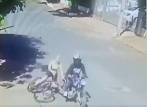 Motoca le tocó y echo de la bici: "Pensé que me quería robar, pero ya sentí la mano"