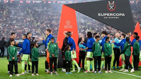 Barcelona defiende el trono ante el irregular Athletic