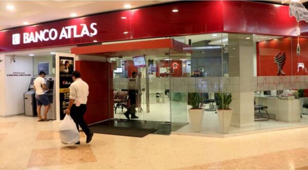 Calificadora pone en “alerta negativa” a Banco Atlas en medio de causas judiciales y crisis estratégica