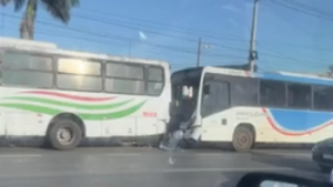 Choque entre dos micros deja 19 heridos en Loma Pytá