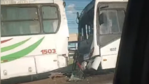 Choque entre dos buses deja 19 pasajeros heridos en Loma Pytã