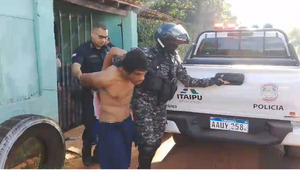 Popular / ¡Motochorro! Golpeó a kuñataî y cayó gracias a un “buen samaritano”.