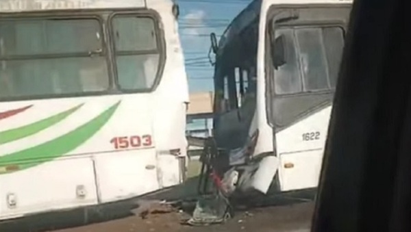 Choque de buses en Loma Pytã dejó 19 pasajeros heridos