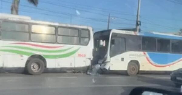 La Nación / Choque de buses deja 19 heridos en Loma Pytã