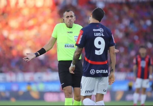 Popular / "Los jugadores cuando ingresan al área, son de papel"