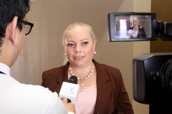 Abogada afirma que están manipulando una causa judicial para beneficiar a su ex pareja