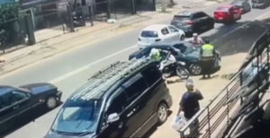 Choque entre policías en motocicleta y un automovilista deja daños materiales y heridos leves