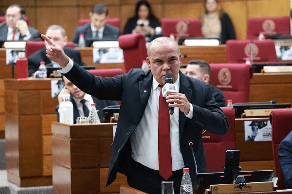 Bachi Núñez propone elevar edad de jubilación de congresistas a 57 años - Noticiero Paraguay