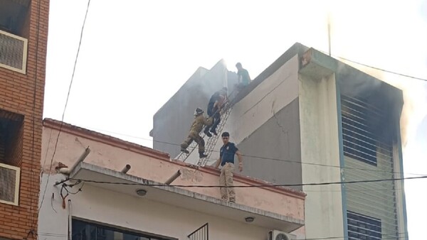 Piso de edificio en centro de Asunción arde en llamas