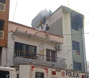 Video: incendio en edificio céntrico de Asunción  - Nacionales - ABC Color