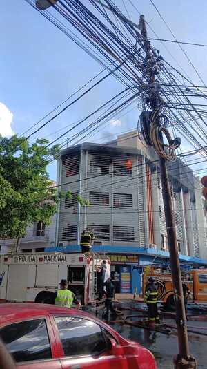 Incendio importante en parte alta de edificio ubicado en pleno centro