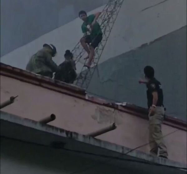 Incendio en pleno centro de Asunción obliga a rescate de personas y despliegue de bomberos