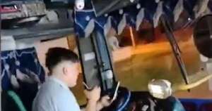La Nación / Graban a conductor manejando con los codos porque tenía celular y guampa en las manos
