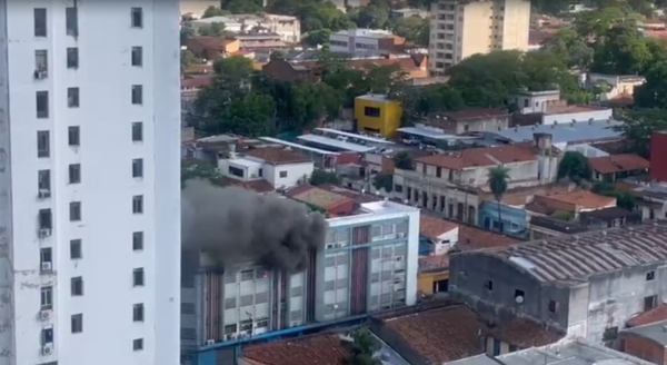Reportan incendio en un edificio del microcentro de Asunción - trece