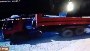 Camión de gran porte queda sin frenos e impacta contra automóvil estacionado en Hohenau