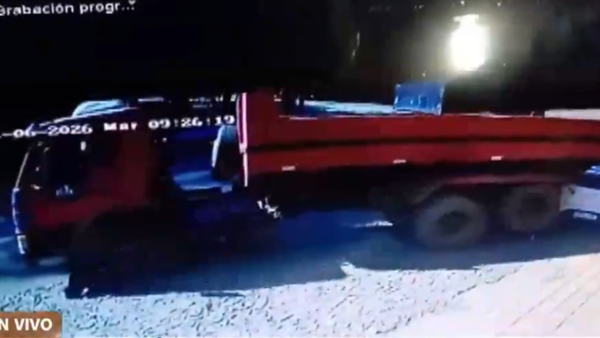 Camión de gran porte queda sin frenos e impacta contra automóvil estacionado en Hohenau