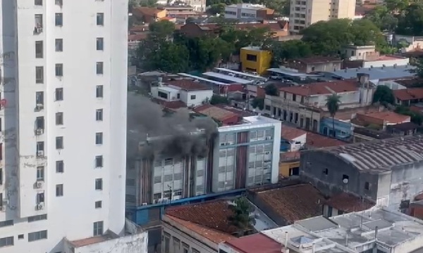 Incendio afecta piso de edificio en pleno centro de Asunción - OviedoPress