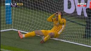 Las desafortunadas intervenciones de Diego Gómez contra Manchester City - Fútbol de la Premier League - ABC Color