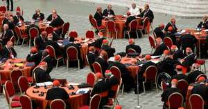 La Nación / El papa convoca a los cardenales de todo el mundo tras los llamados a una gobernanza colegiada