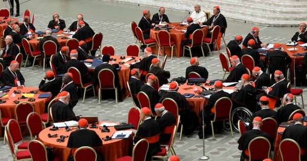 La Nación / El papa convoca a los cardenales de todo el mundo tras los llamados a una gobernanza colegiada