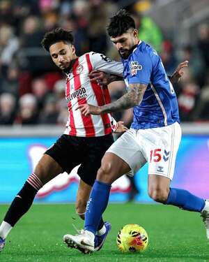 El Brentford deja los puntos en casa con goleada ante Sunderland de Alderete - Fútbol de la Premier League - ABC Color